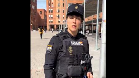 Agente de la Policía Nacional que reconoció la señal y pudo ayudar a una joven