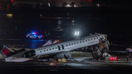 Un avión de Air Canada y un camión de bomberos chocan en el aeropuerto de LaGuardia en Nueva York