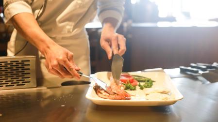 Un cocinero elabora un plato