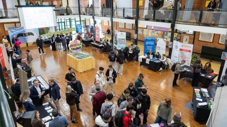 El hall del CIPETICentral de Tudela acogió este lunes una nueva edición de la Feria Ribera Talent