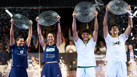 De izda. a dcha., Delfi Brea, Gemma Triay, Agustín Tapia y Arturo Coello alzan el trofeo de ganadores absolutos en el P2 de Cancún