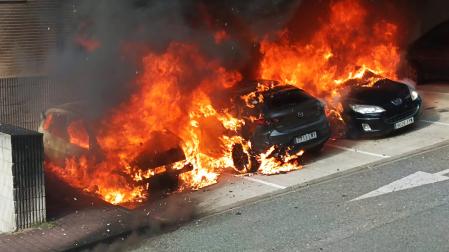 Los vehículos afectados por las llamas en el momento del fuego