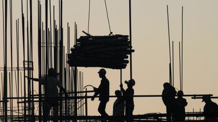 FOTO GENERICA PARA ILUSTRAR CONSTRUCCION, ACCIDENTES LABORALES, ETC REU - 12575031 - 20091106 - VIETNAM/ - I - JOB FIN COEN - Men work at a construction site in Hanoi November 6, 2009. REUTERS/Kham (VIETNAM EMPLOYMENT BUSINESS CONSTRUCTION) VIETNAM/ - HANOI - Vietnam - KHAM - Kham/ro KHAM - REUTERS