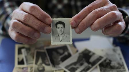 Una foto de carné de Pedro Baigorri en un fotograma de la película Buscando a Pedro Baigorri