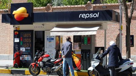 Dos personas repostan sus motocicletas este lunes en una gasolinera de Madrid