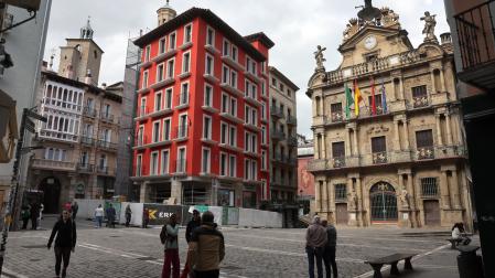 La plaza Consistorial, con el ayuntamiento y Casa Seminario, con su nuevo color rojizo