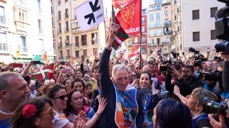 El alcalde de Pamplona, Joseba Asiron, levanta el testigo de la Korrika 2026 en la plaza Consistorial