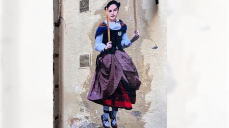 Obra de LKN con Rosalía vestida de dantzari en las calles de Barcelona