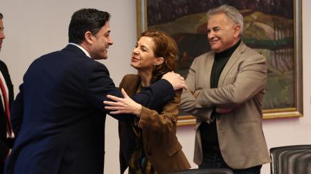 Óscar Arizcuren saluda esta mañana a sus antiguos compañeros de UPN, Cristina López y Pedro González, en la comisión de investigación de Belate.