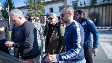 La exjefa de ETA Soledad Iparraguirre, 'Anboto' (c), sale este martes de la cárcel de Martutene de San Sebastián tras la concesión de un régimen de semilibertad