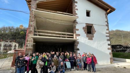 Imagen de los asistentes que acompañaron a la consejera Carmen Maeztu y autoridades locales en una visita reciente girada a Casa Zunda, en obras, que acogerá el nuevo servicio.