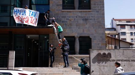 Opositores al TAV han protagonizado este martes por la mañana un acto de protesta frente a la sede de la Confederación Empresarial Navarra (CEN