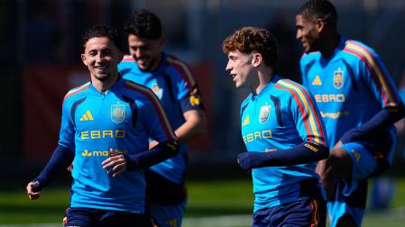 Víctor Muñoz junto a Yéremy Pino en la concentración de la selección española