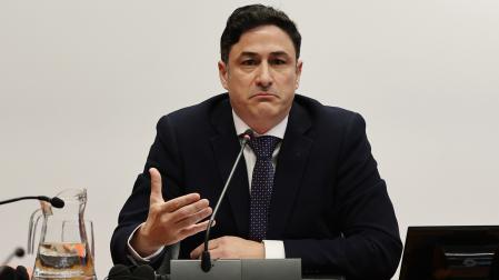 El exvicepresidente de UPN Óscar Arizcuren ha comparecido este martes ante la comisión de investigación sobre licitación y adjudicación de obras públicas del Gobierno de Navarra, en el Parlamento