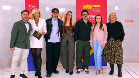 Tony Grox & LUCYCALYS y ASHA, junto a responsables de RTVE, en la rueda de prensa sobre las novedades del Benidorm Fest 2027