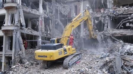 Trabajadores iraníes desescombran este lunes un edificio en Teherán tras un nuevo ataque de EE UU e Israel