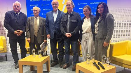 De izda. a dcha., Pedro Pablo San Martín, el doctor Pedro Guillén, Vicente del Bosque, Julián Redondo y las doctoras Isabel Guillén y Ana de la Torre
