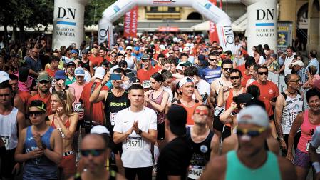 Corredores en La Media San Fermín de 2025, en la Plaza del Castillo en los momentos previos a la salida