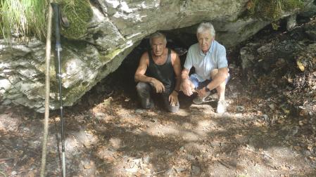 En el acceso a la cueva Hartzan Zulo, el edil Bautista Mariezkurrena Mariezkurrena junto a Iñaki Etxeberria Mariezkurrena.