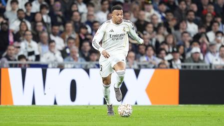 Kylian Mbappe conduce el balón durante el derbi contra el Atlético de Madrid