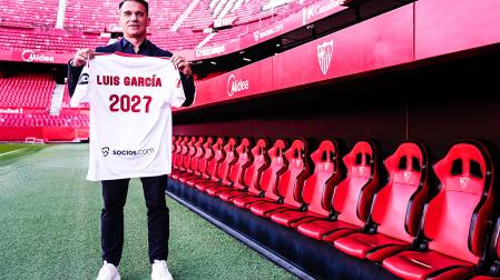 Luis García Plaza posa con la camiseta del Sevilla y el año de su contrato en el césped del Sánchez Pizjuán