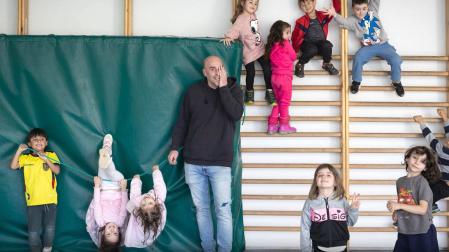 El artista Mikel Belascoain durante uno de los talleres que forman parte de Escuela de los Encuentros