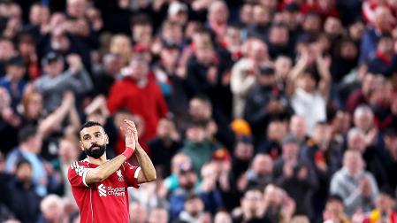 Mohamed Salah aplaude a la grada durante el partido contra el Galatasaray en Champions