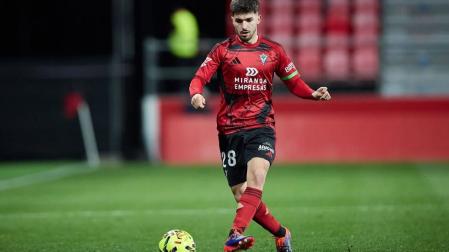 Javi Hernández, con la camiseta del Mirandés