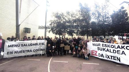 Familias y personal de la escuela infantil San Cristóbal de Ansoáin, concentradas frente al colegio público Ezkaba.