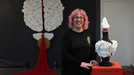 Maider Lizarraga Begué posa junto a ‘Alegoría del mundo’. Detrás, ‘Me veo sobrepensar’