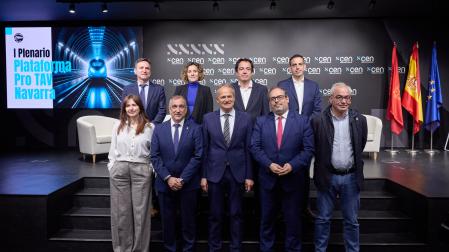 PARTICIPANTES EN LA JORNADA. Primera fila, de izda. a derecha: Loreto Orduña (Rockwool);el consejero Óscar Chivite; el presidente de la CEN, Manuel Piquer; el comisionado del Corredor Atlántico, José Antonio Sebastián, y el secretario general de UGT Navarra, Lorenzo Ríos. En segunda fila, José Andrés Palacios (Cámara de Comercio), Marta García-Drake (CEN), Manuel Arizcun (Consumidores Irache) y Pablo García (Synergy).