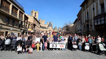 Padres, madres, niñas y otros familiares se concentraron este martes en Olite para reclamar una escuela 0-3 años en el municipio