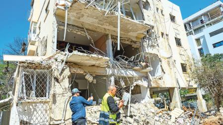 Un edificio de Tel Aviv, en Israel, destrozado por un misil