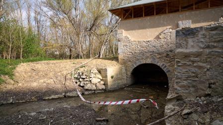 Fotos de la rehabilitación del molino de Ilundáin en el parque fluvial del Arga
