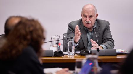 El consejero de Desarrollo Rural y Medio Ambiente, José María Aierdi, ha comparecido este miércoles en la comisión de investigación de los túneles de Belate en el Parlamento