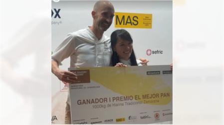 El panadero navarro Iker Oroz recibe el galardón en la feria Alimentaria de Barcelona, el certamen agroalimentario más relevante del país