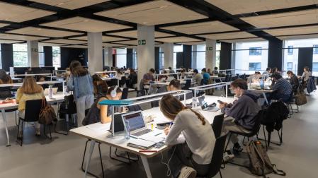 Estudiantes, en la biblioteca de la Universidad de Navarra