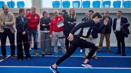 María Chivite observa a un atleta realizando pruebas con la nueva tecnología de la instalación