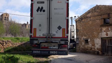 Foto del camión atascado en una calle de Sánsoain