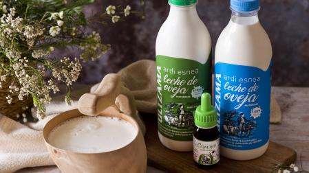 Postres Ultzama comercializa los ingredientes necesarios para elaborar cuajada en casa: leche y cuajo