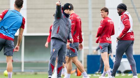 Alessio isci da indicaciones ante la atenta mirada de Herrando y Boyomo durante el entrenamiento de este miércoles 25 de marzo