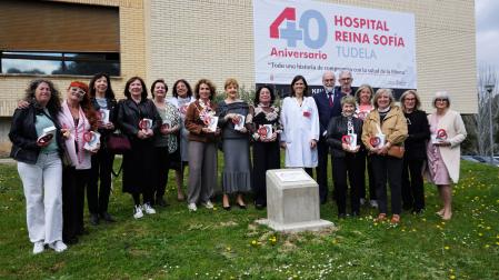 Homenajeados y autoridades, juntos tras el acto celebrado este miércoles en el Hospital de Tudela