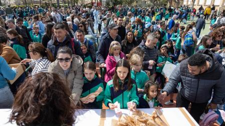 Instante del reparto de los bocadillos que tuvo lugar este miércoles en el colegio Anunciata de Tudela