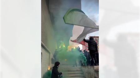 Bengalas verdes y banderas al viento, así esperaba la afición de Anaitasuna al equipo antes del choque de Copa del Rey contra Cangas