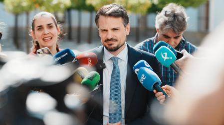 El secretario general del Partido Popular de Extremadura, Abel Bautista, atiende a los medios de comunicación en el Patio de los Naranjos de la Asamblea de Extremadura