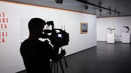Las esculturas 'Signo' de Basterretxea (1962) y 'Suspesion vacía (estela funeraria homenaje al constructor aeronáutico René Couzinet)' de Oteiza (1957) dan la bienvenida a la exposición.