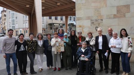Grupo motor de ‘Tejiendo comunidad’, con la participación de Alberto Zamorano Castaño, Cristina Arina Cordeu, Elena Valtierra Ondarra, Oihane Armendáriz Soriano, Ana Fernández, Amelia Lapuente Jiménez, Asun Fernández de Garayalde y Lazcano, Txuma Morcillo Larraza, Mª Asun Salegi Rivera, Inma Arroyo Goikoetxea, Isabel Gastaminza Agirrebengoa, Juli Álvaro Peral, Fatima Benddine Yousfi, Jesu Martiarena Alegría y Alodia Álvaro Igoa.