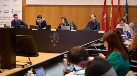 Sabi Atipov, primero desde la izquierda en otro pleno, fue reprobado este miércoles por seis grupos que reprocharon su gestión en servicios sociales