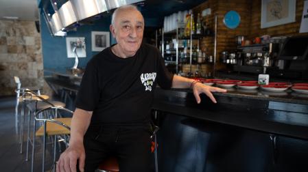Hilario Rubio Orta, en la barra de su bar Fair Play de Murchante, que cerrará sus puertas este sábado 28 de marzo tras 35 años de historia