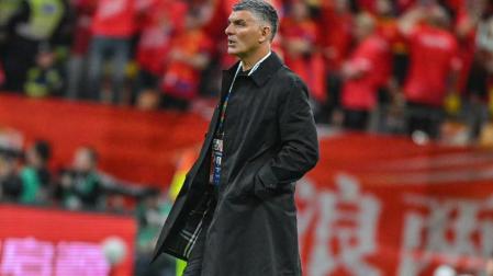 John Aloisi durante un partido con el Chengdu Rongcheng